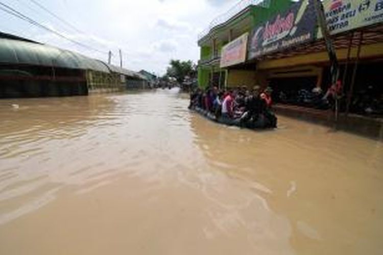 Korban banjir di Dayeuhkolot sedang dievakuasi aparat TNI dengan menggunakan perahu karet, Kamis (25/12/2014).