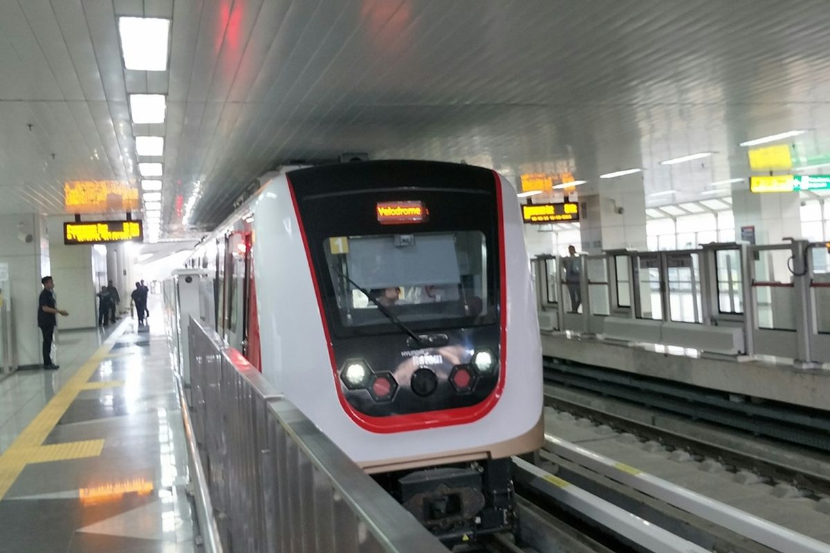 LRT Jakarta beroperasi secara komersial mulai Minggu (1/12/2019). Foto diambil di Stasiun Velodrome.