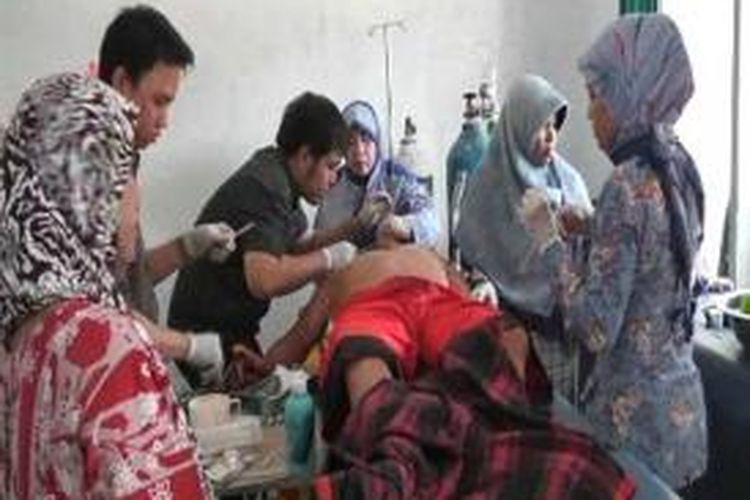 Sepasang suami istri di Maros Sulawesi selatan di serang seekor anjing gila saat korban tengah berjualan di warung kaki lika miliknya. Sang istri selamat namun sang suami harus dilarikan ke puskesmas terdekat karena sekujur tubuhnya penuh luka gigitan anjing.