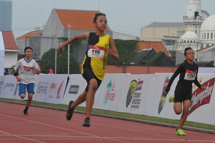 Persaingan babak penyisihan nomor lari jarak pendek 80 meter putri tingkat SMP pada hari pertama Energen Champion SAC Indonesia 2022 - East Java Qualifiers di Lapangan Atletik THOR Surabaya, Jumat (4/11).