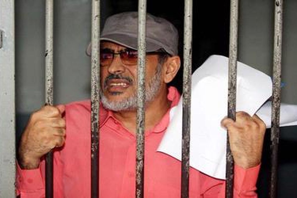 Warga negara Arab Saudi, Al Khelaiw Ali Abdullah (55) sesaat sebelum menjalani sidang perdananya di Pengadilan Negeri Jakarta Selatan, Selasa (24/02/2010). Sidang ini mengagendakan pembacaan dakwaan dugaan keterlibatan Ali sebagai pemberi dana operasional kelompok teroris dalam pengeboman Hotel JW Mariott dan Ritz-Carlton 17 Juli 2009 lalu.