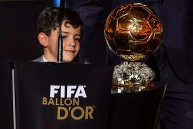 Cristiano Jr ikut naik ke atas panggung saat ayahnya, Cristiano Ronaldo, menerima penghargaan Ballon d'Or di Zurich, 12 Januari 2015.
