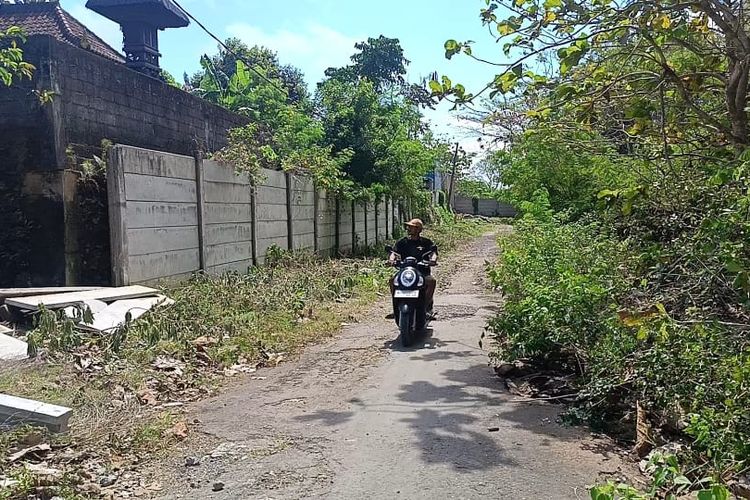 Warga saat melewati tembok pembatas GWK yang mulai dibongkar hari ini, Rabu (1/10/2025). 