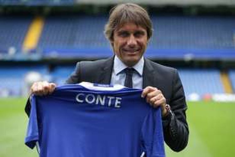 Antonio Conte saat resmi diperkenalkan sebagai manajer baru Chelsea, Kamis (14/7/2016). 