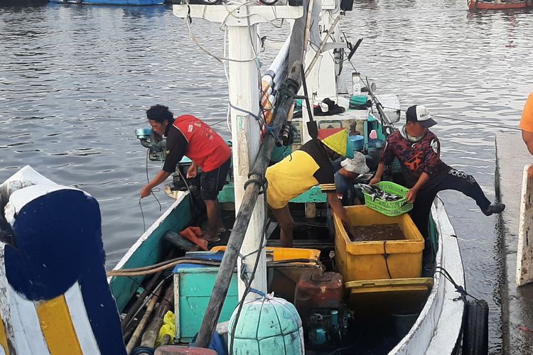 Nelayan menurunkan hasil tangkapannya di dermaga Pelabuhan Perikanan Kecamatan Muncar, Kabupaten Banyuwangi, Jawa Timur, Rabu (6/4/2022).