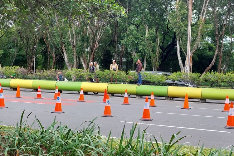 Sejumlah penonton ilegal yang menyaksikan balap jalanan legal alias street race di Jalan Benyamin Sueb, Kemayoran, Jakarta Pusat, Minggu (29/1/2023).