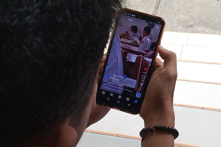 Sebuah video yang memperlihatkan pasangan pelajar berciuman dalam kelas di salah satu sekolah SMP Kota Baubau, Sulawesi Tenggara, viral di media sosial, Senin (20/2/2023).