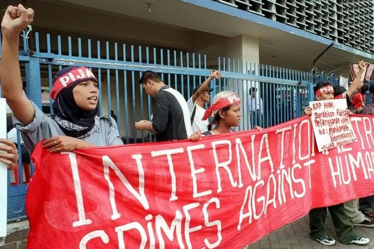 Protes di Jakarta menentang operasi militer di Aceh pada Desember 1999.