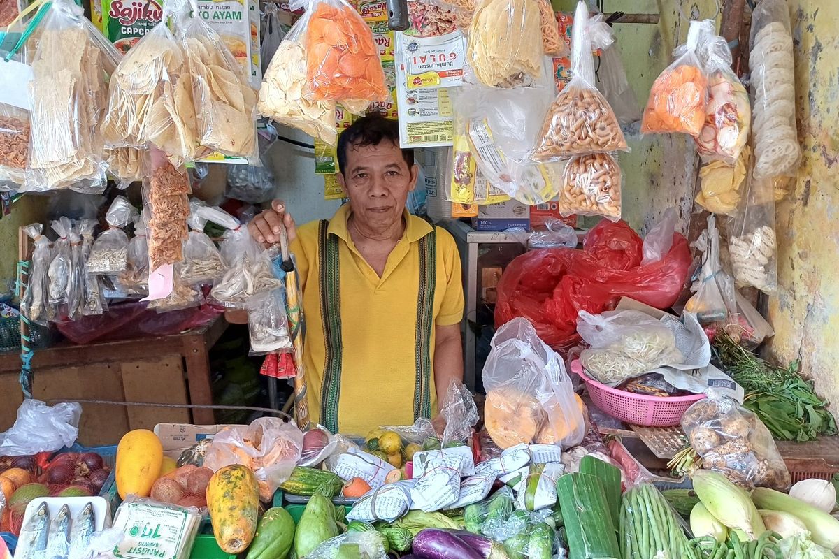 Pedagang sayur rumahan bernama Herman (60) saat ditemui Kompas.com di Pasar Minggu, Jakarta Selatan, Selasa (12/4/2024).