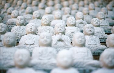 Ilustrasi patung biksu Buddha
