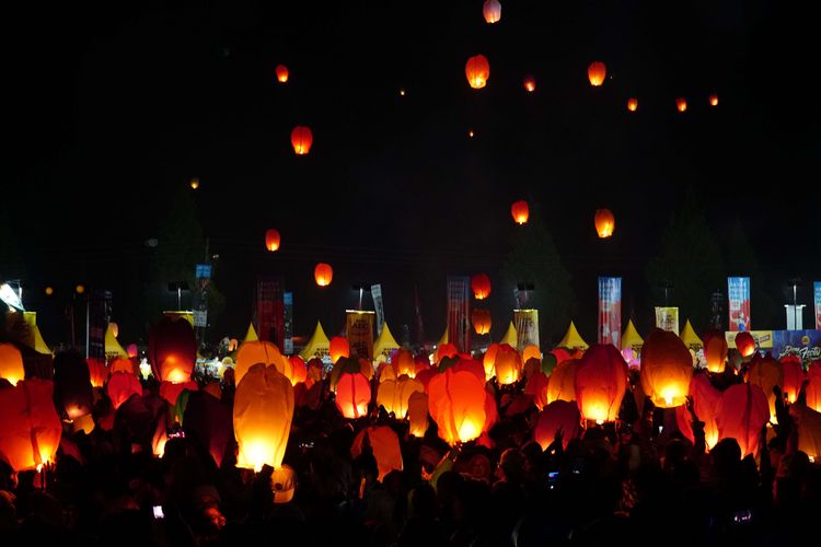 Pengunjung melepaskan lampion dalam acara Dieng Culture Festival 2019 di Dieng, Jawa Tengah, Sabtu (3/8/2019). Ribuan pengunjung baik dari sekitar Jawa Tengah maupun kota-kota besar di Indonesia hadir dalam acara DCF 2019.