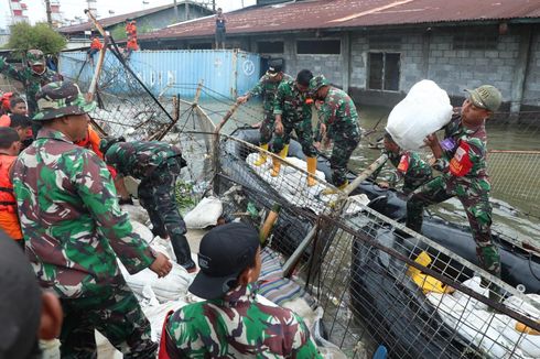 Perbaiki Tanggul Jebol di Pelabuhan Tanjung Emas, Personel Gabungan Berjibaku dengan Banjir Rob 