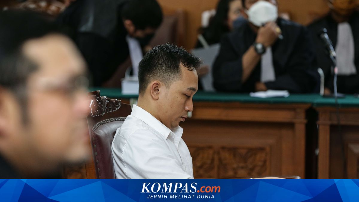 Bacakan Pleidoi, Ricky Rizal Teringat Masa Kecil Saat Mendiang Ayahnya ...