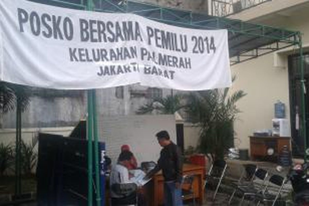 Posko Bersama Pemilu 2014 Kelurahan Palmerah, Jakarta Barat, Selasa (8/7/2014).