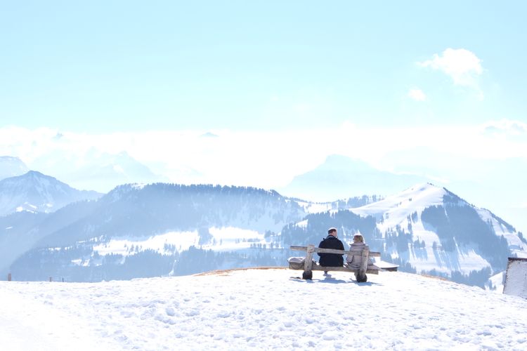 Wisatawan menikmati pemandangan dari puncak Mount Rigi, Lucerne, Swiss. 