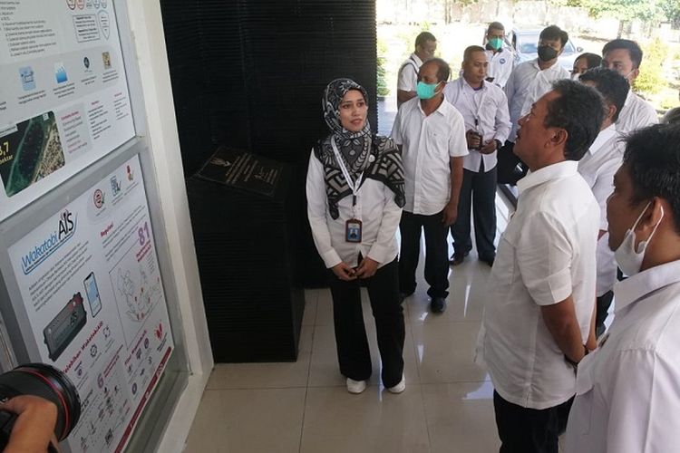 Menteri Kelautan dan Perikanan (Menteri KP) Sakti Wahyu Trenggono melihat secara langsung proses pengoperasian Wakatobi AIS di LPTK Wakatobi, Rabu (6/8/2022). 