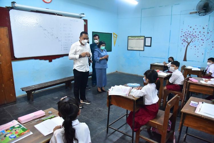 Wali Kota Surabaya Eri Cahyadi bersama Komisi D DPRD Kota Surabaya saat meninjau pelaksanaan PTM 100 persen di sejumlah sekolah dasar di Kota Pahlawan, Senin (10/1/2022).