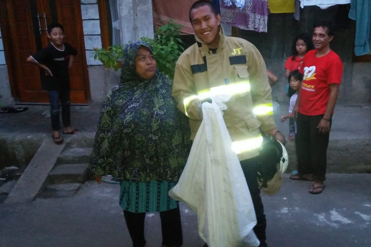 Petugas Damkar Jatim menangkap seekor biawak berukuran 40 sentimeter yang masuk ke dalam rumah warga di Lubang Buaya, Cipayung, Jakarta Timur, Sabtu (23/3/2019). 