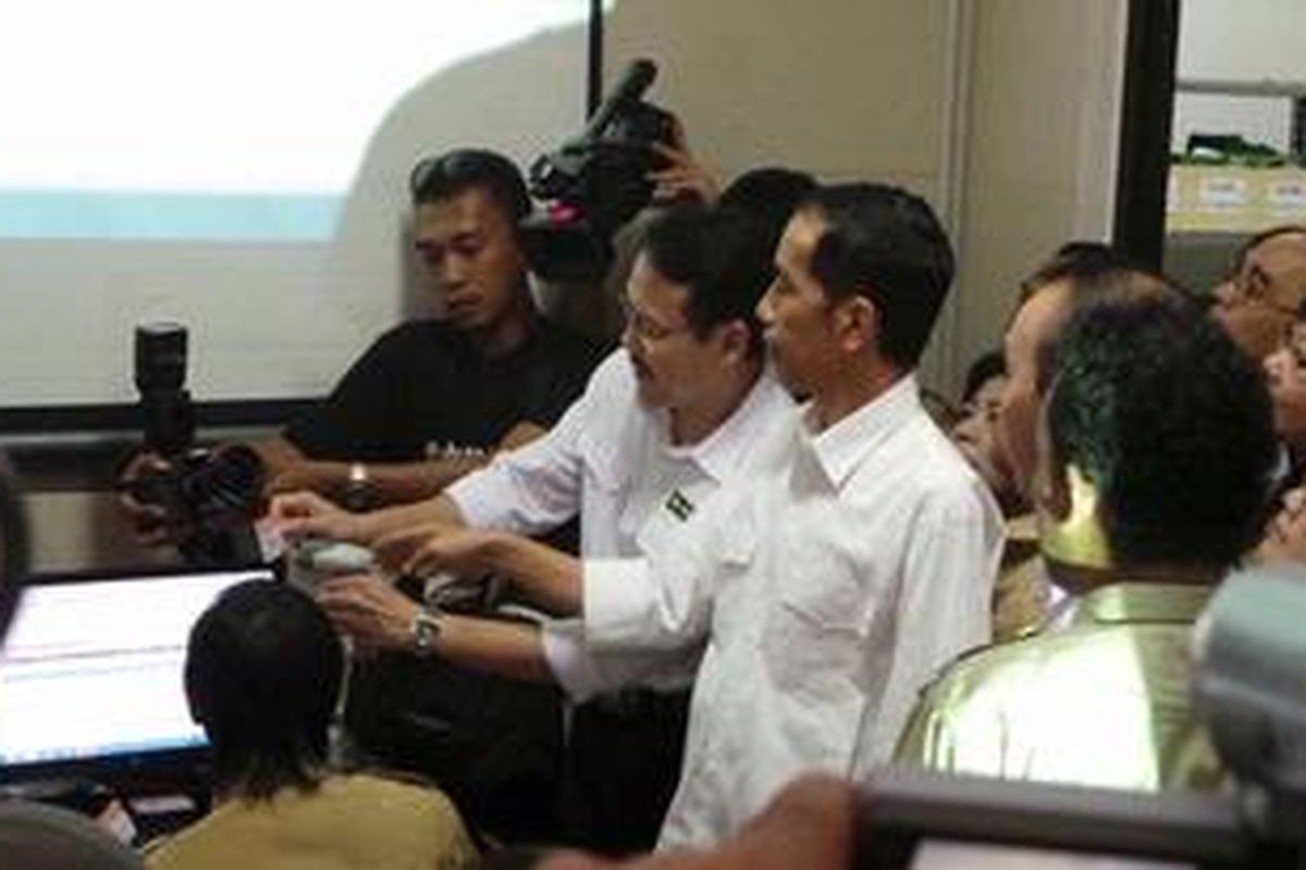Gubernur DKI Jakarta Joko Widodo saat membagikan KJS di Puskesmas Koja, Jakarta Utara.
