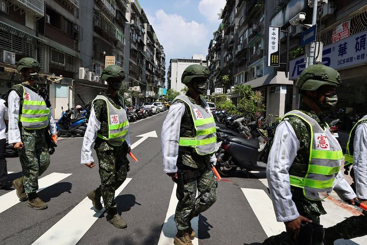 Polisi militer,mengadakan latihan bagaimana mengevakuasi warga bila ada serangan China ke Taipei, Taiwan.