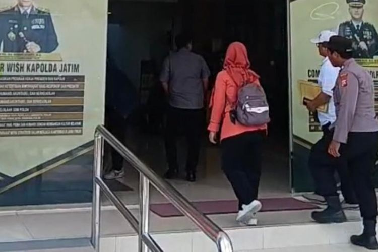 Kronologi Korban Pinjol Ilegal di Gresik Lapor Polisi Sambil Menangis Usai Diancam Foto Diedit Tak Senonoh
