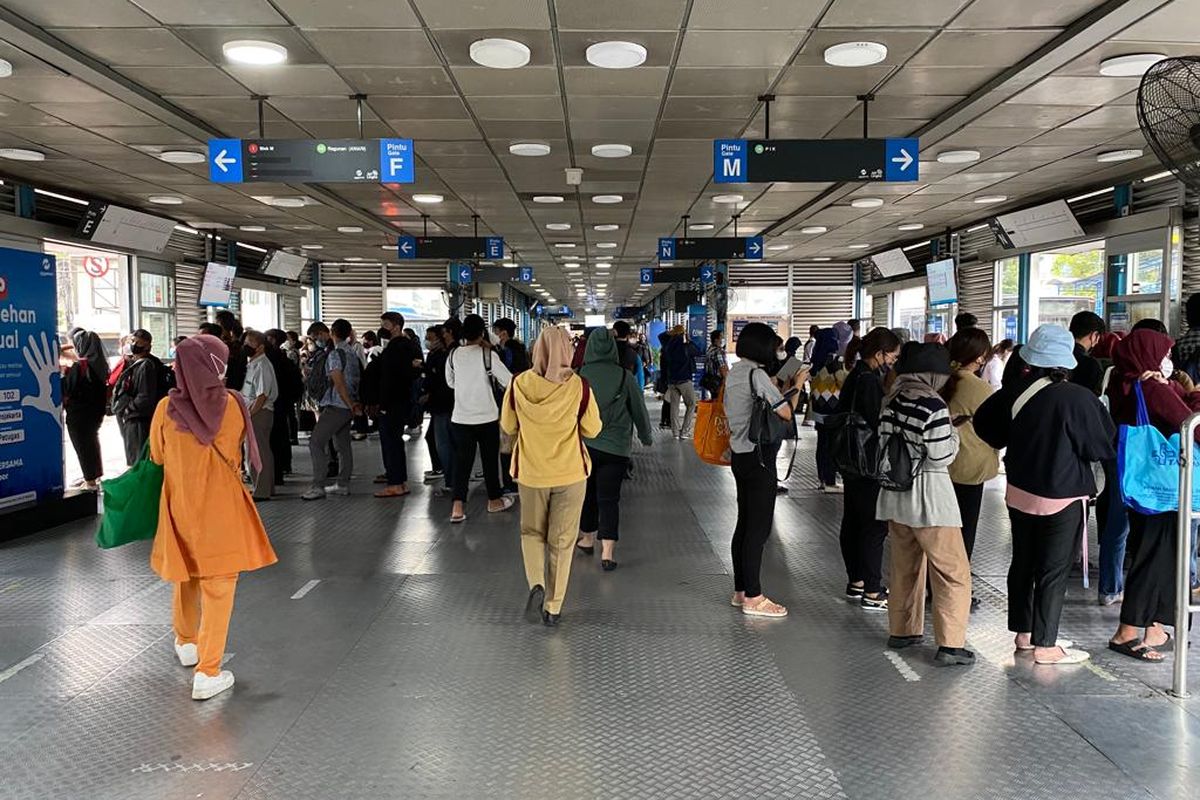 Suasana di Halte Harmoni, Jakarta Pusat pada Selasa (17/1/2023) yang dipadati penumpang. Durasi atau headway pada rute tertentu mencapai 16 menit dan membuat penumpang mengantre lama. 