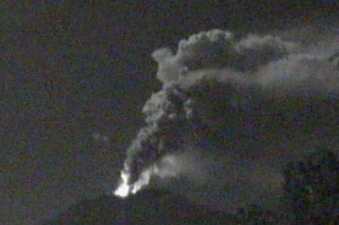 Sinar Api Terlihat di Puncak pada Kamis Malam, Gunung Agung Siaga III