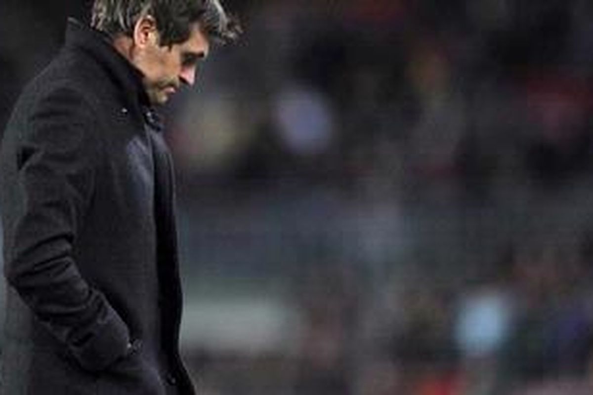 Reaksi Pelatih Barcelona, Tito Vilanova, jelang pertandingan perempat final Copa del Rey antara timnya melawan Malaga di Stadion Camp Nou, Rabu (16/1/2013). Kedua tim saling mengimbangi 2-2. 