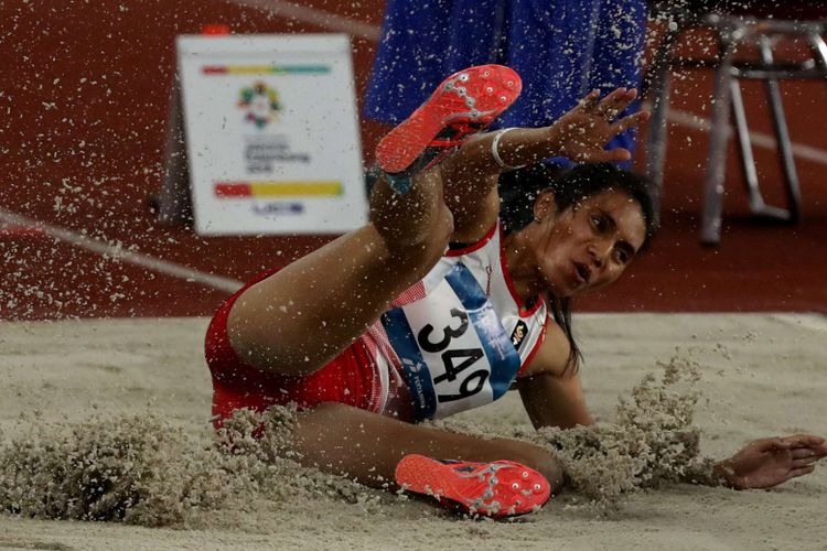 Atlet lompat jauh putri Indonesia, Maria Londa bertanding saat final Asian Games 2018 di Stadion Gelora Bung Karno Jakarta, Senin (27/8/2018). Ia gagal meraih medali.