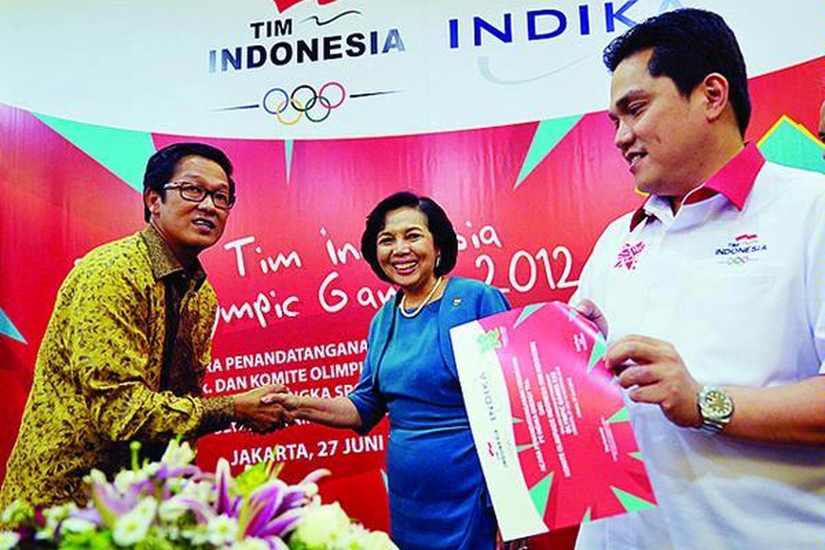 Ketua Umum Komite Olimpiade Indonesia Rita Subowo (tengah) bersama Group Chief of Corporate Affairs PT Indika Energy Tbk Rico Custombi (kiri)  dan Chief de Mission Indonesia, Erick Thohir (kanan), seusai penandatanganan kerja sama dan dukungan PT Indika Energy Tbk dan KOI untuk kontingen Indonesia ke Olimpiade London   di Jakarta, Rabu (27/6).