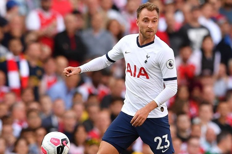 Christian Eriksen tengah mengontrol bola dalam laga Arsenal vs Tottenham Hotspur di Stadion Emirates, 1 September 2019. 