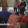 Bersujud di Hadapan Dokter, Risma: Tolong Kami Jangan Disalahkan Terus