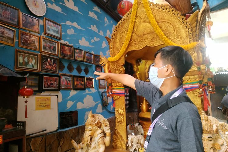 Dupa dan foto-foto di Kelenteng Fat Cu Kung, Jakarta Barat