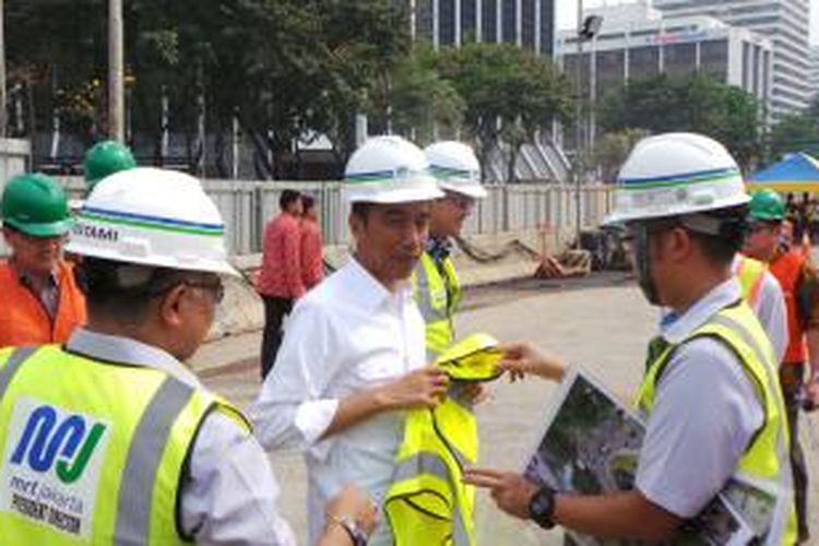 Presiden Joko Widodo saat meninjau proyek terowongan mass rapid transit (MRT) di Patung Pemuda, Senayan, Jakarta, Kamis (8/10/2015).