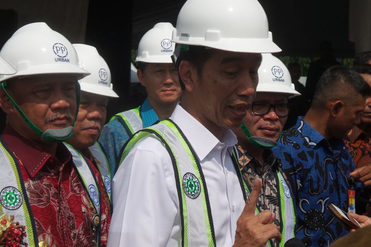 Presiden Joko Widodo saat meninjau pembangunan hunian vertikal murah bagi buruh dan pekerja di Tangerang Selatan, Banten, Kamis (27/4/2017).