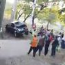 Terobos Perlintasan Rel di TPU Tanah Kusir hingga Tertabrak KRL, Pengendara Mobil Luka-luka
