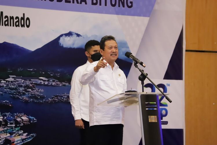 Menteri Kelautan dan Perikanan (KP) Sakti Wahyu Trenggono saat membuka sosialisasi implementasi PP Nomor 85 Tahun 2021 bidang perikanan tangkap di Manado, Sulawesi Utara (Sulut), Senin (4/9/2021).