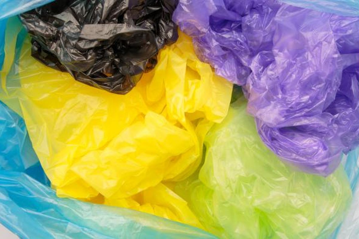 Berbagai macam dan warna kantong plastik