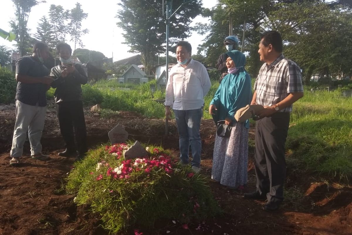 Peziarah di makam Arief Budiman 