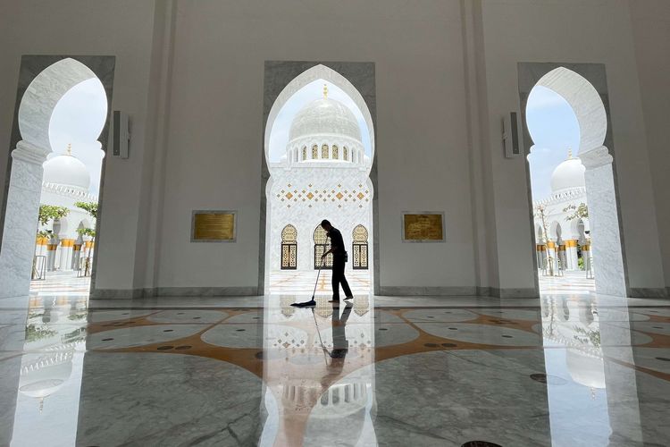 Interior Masjid Raya Sheikh Zayed, Gilingan, Kecamatan Banjarsari, Kota Solo, Selasa (28/2/2023). Masjid yang merupakan hibah dari Putra Mahkota UEA Sheikh Mohammed bin Zayed Al Nahyan ini, sudah diresmikan dan dibuka untuk umum.