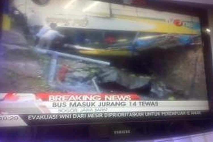Sebuah bus pariwisata terguling dan masuk jurang di kawasan Puncak, Bogor, Rabu (21/8/2013) pagi menewaskan 15 orang penumpang.