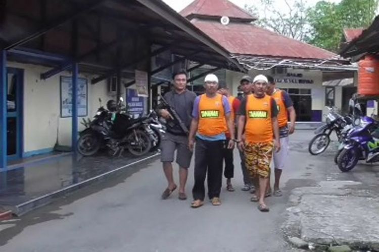 Terlibat berjudi di kantor dinas perhubungan kota Mmauju sulawesi barat,  4 ASN Dishub diringkus tim pyton Polres Mmauju. Kemepat tersnagka bersama barang byukti kemudian digiring ke sela tahana mapolres Mamuju.