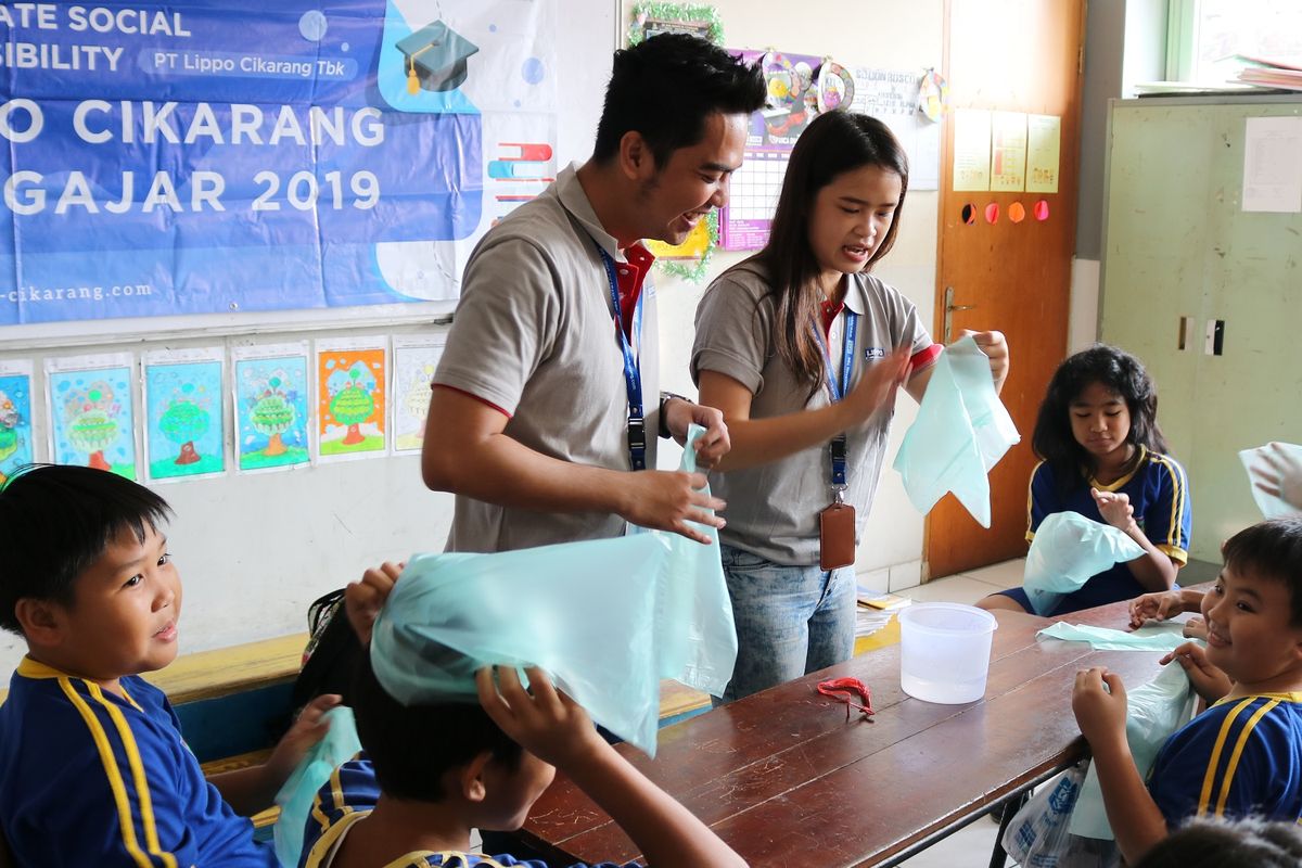 Di SDN Cibatu 03, SDS Ekklesia Lippo Cikarang, serta SD Don Bosco Cikarang pada Rabu (22/5/2019) kemarin misalnya, program edukasi untuk memerangi sampah plastik dilakukan terhadap siswa sekolah dasar.