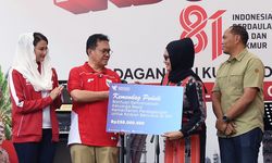 Solidaritas HUT Ke-81 RI, Mendag Busan Serahkan Bantuan Kemendag Peduli untuk Korban Gempa NTT