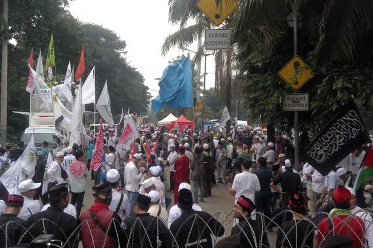 Massa pengunjuk rasa sidang kasus dugaan penodaan agama dengan terdakwa Basuki Tjahaja Purnama atau Ahok di Jalan RM Harsono, Jakarta Selatan, Selasa (28/2/2017).