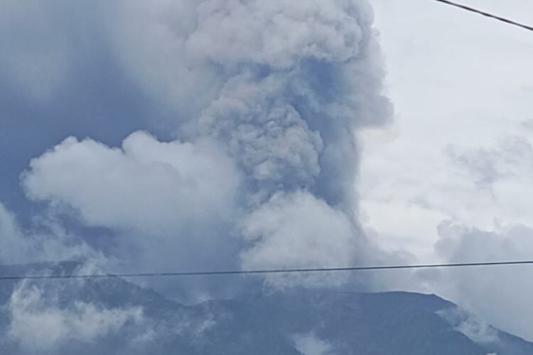 Gunung Marapi Meletus Lagi Pagi Ini, Kolom Abu Setinggi 1.600 Meter Membubung Kelabu
