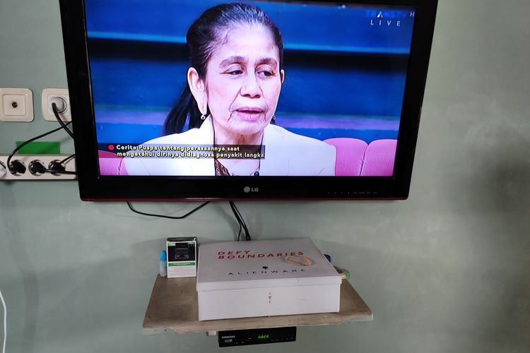 Warga asal Kota Bekasi, Jatim yang sudah pakai STB dan selamat dari kiamat TV analog.