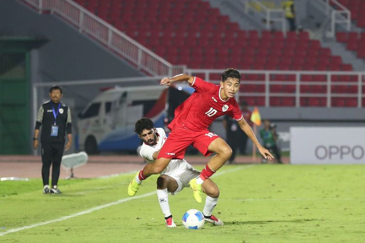 Aksi pemain Timnas U20 Indonesia, Welber Jardim, pada pertandingan Challenge Series 2025 kontra Yordania di Stadion Glora Delta Sidoarjo pada Jumat (24/1/2025).