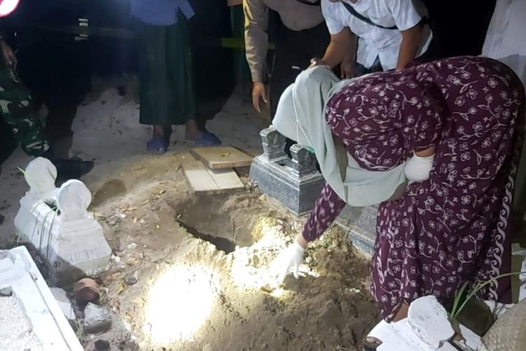 Pembongkaran misterius makam bayi di pemakaman Desa Galis Barat, Desa Galis, Kecamatan Giligenting, Kabupaten Sumenep, Kamis (30/6/2023) 