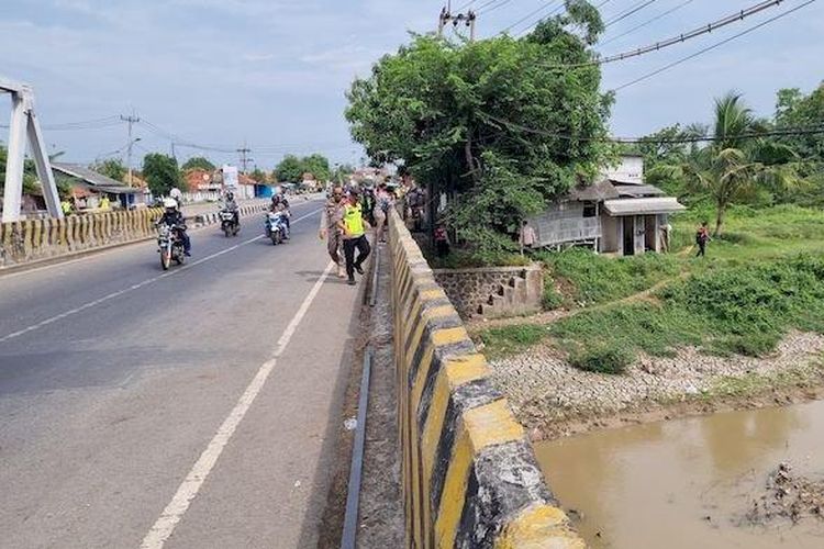 Petugas gabungan membubarkan penyapu koin di Jembatan Sewoharjo, perbatasan Indramayu-Subang, Jabar, Selasa (9/4/2024).
